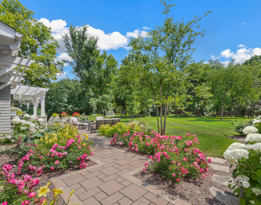 Mulch & rock installation flowers & shrubs